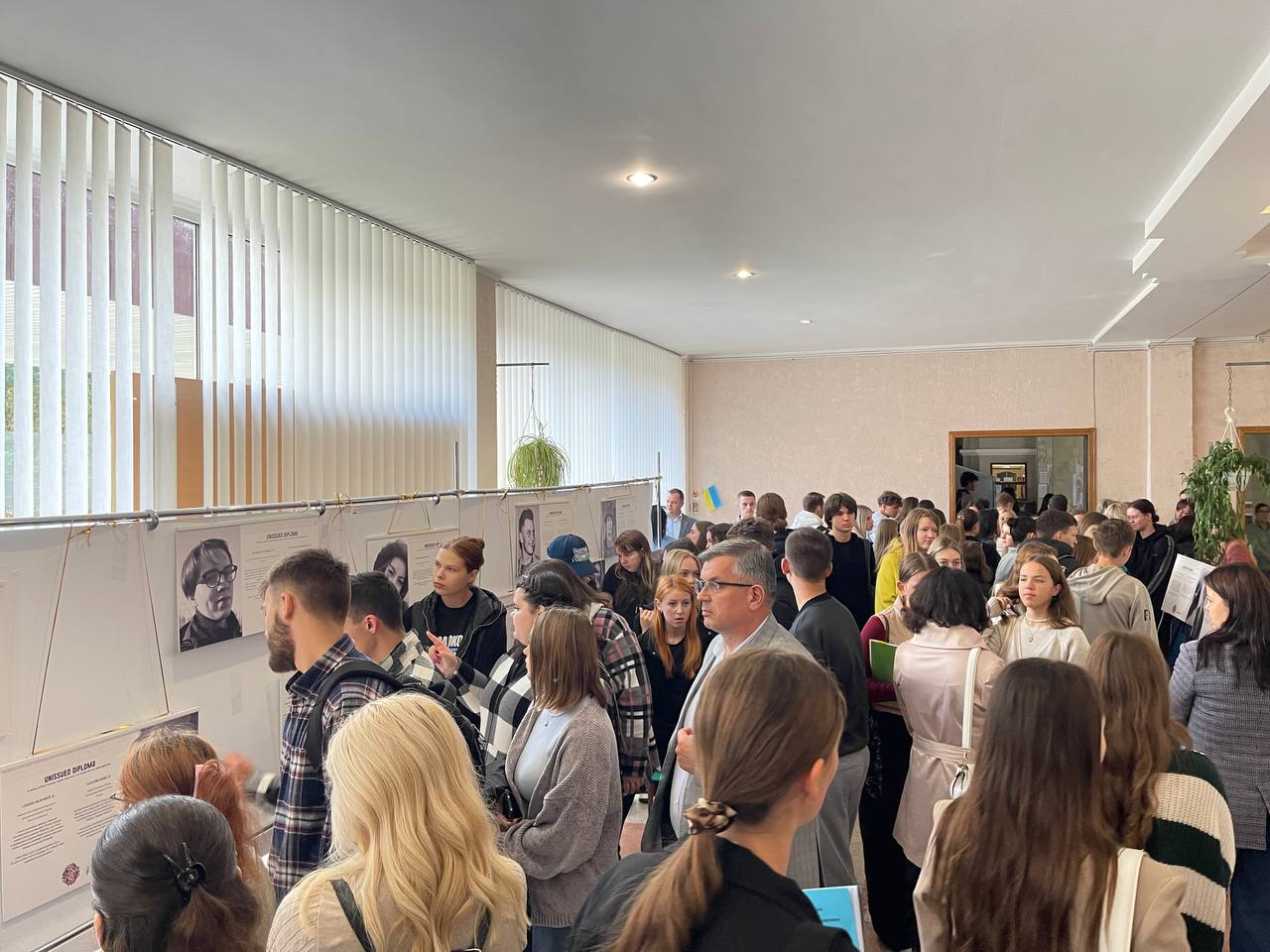 vidviduvachi_fotovystavky_Unissued_diplomas